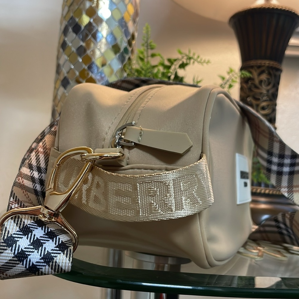 Burberry - Picture 10 of 16
